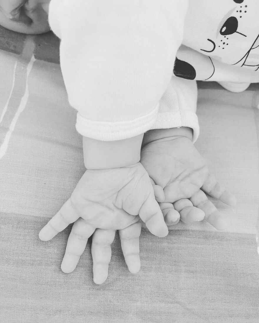 Λάουρα Νάργες: Οι φωτογραφίες και το βίντεο 40 μέρες μετά τη γέννηση του γιου της