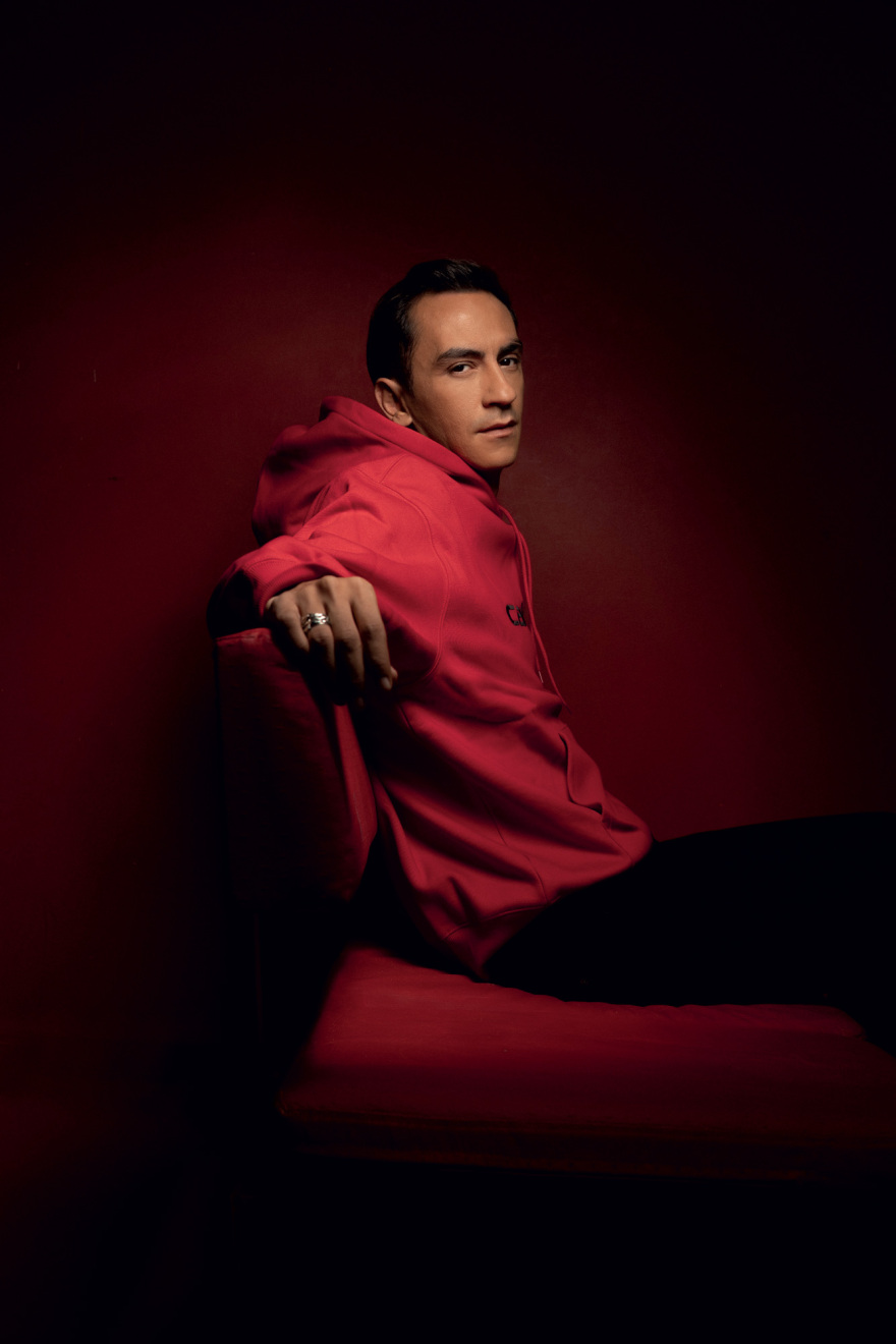 Ο Τόλης Παπαδημητρίου παίζει, γράφει, σκηνοθετεί, τραγουδάει