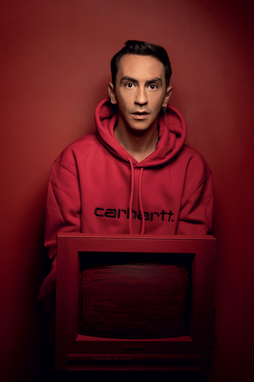 Ο Τόλης Παπαδημητρίου παίζει, γράφει, σκηνοθετεί, τραγουδάει