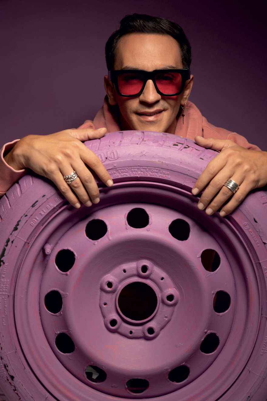 Ο Τόλης Παπαδημητρίου παίζει, γράφει, σκηνοθετεί, τραγουδάει