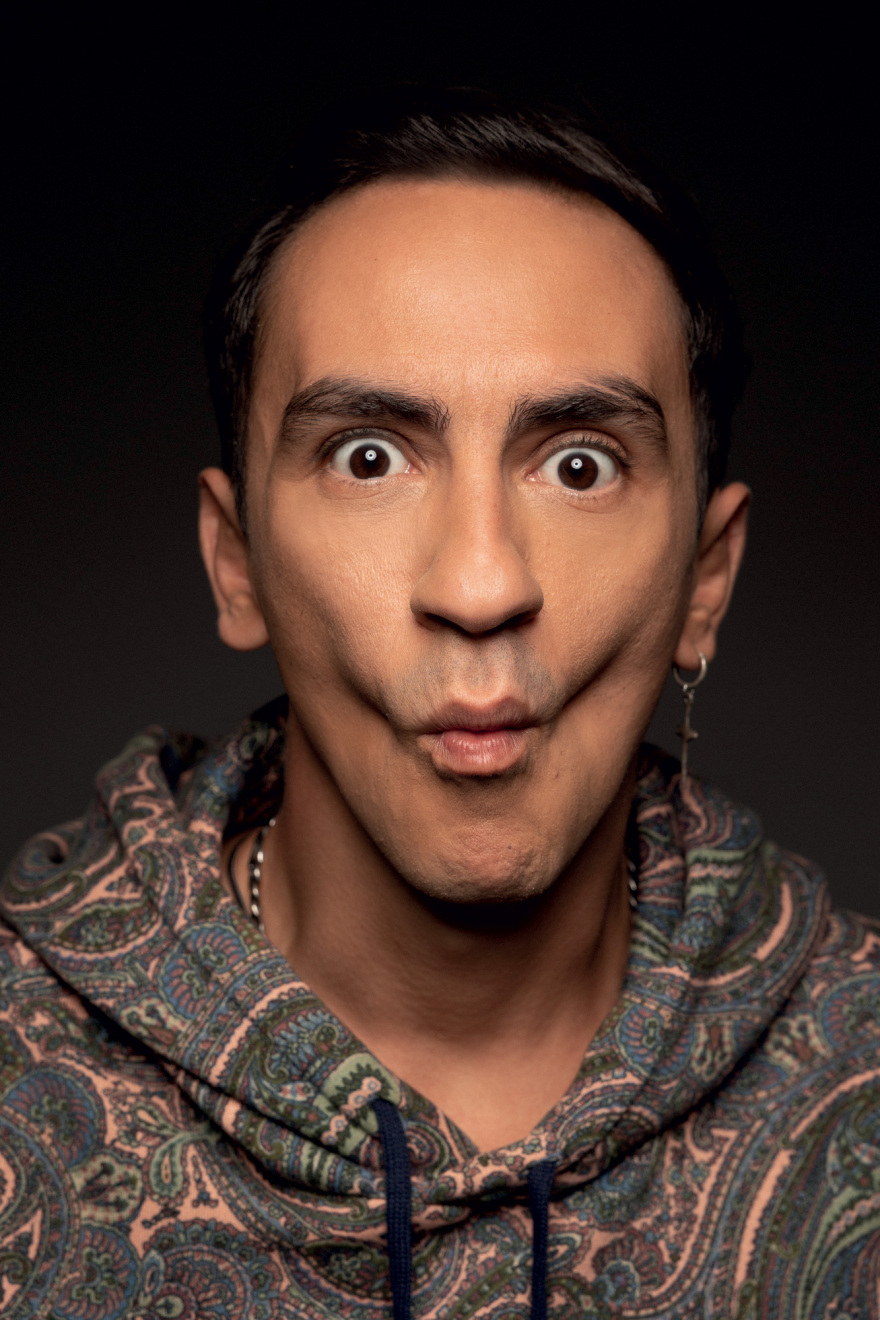 Ο Τόλης Παπαδημητρίου παίζει, γράφει, σκηνοθετεί, τραγουδάει