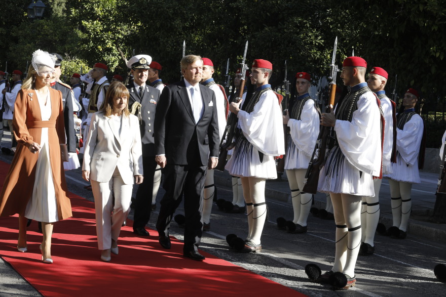 Στην Ελλάδα το βασιλικό ζεύγος της Ολλανδίας – Παρασημοφορήθηκε από την Σακελλαροπούλου