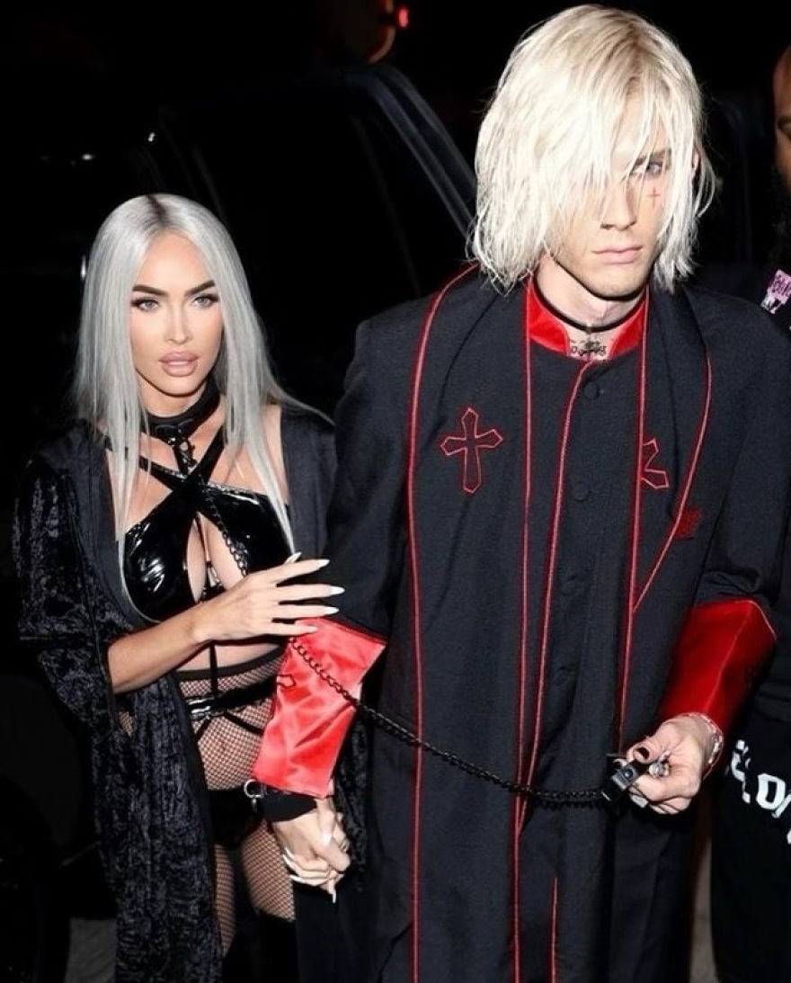 Βίντεο: Ο Μασίν Γκαν Κέλι γιόρτασε το Halloween «σνιφάροντας» από το στήθος της Μέγκαν Φοξ