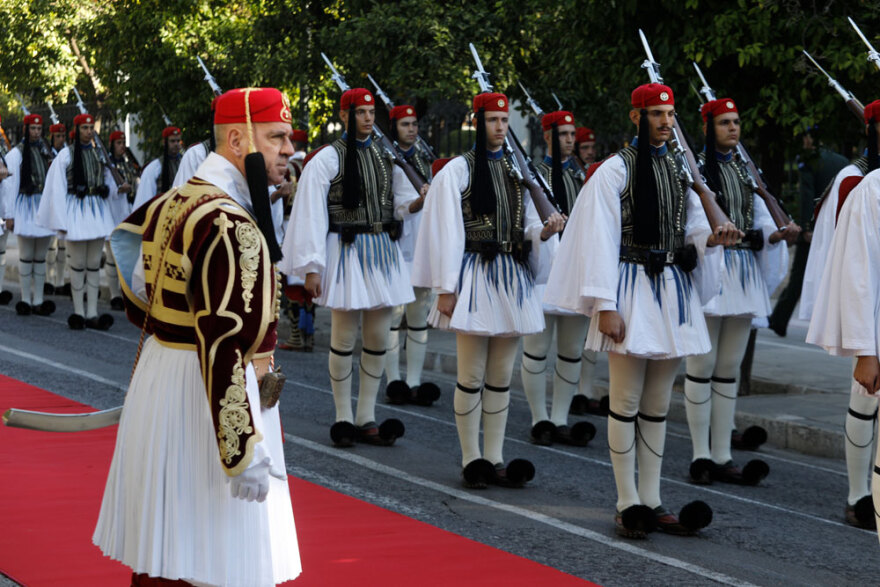Στην Ελλάδα το βασιλικό ζεύγος της Ολλανδίας - Κατέθεσαν στεφάνι στον Άγνωστο Στρατιώτη 