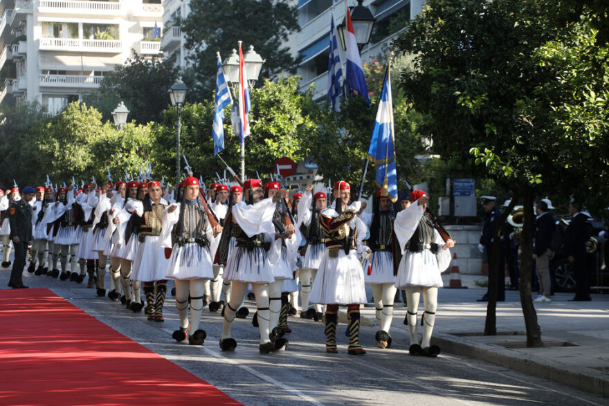 Στην Ελλάδα το βασιλικό ζεύγος της Ολλανδίας - Κατέθεσαν στεφάνι στον Άγνωστο Στρατιώτη 