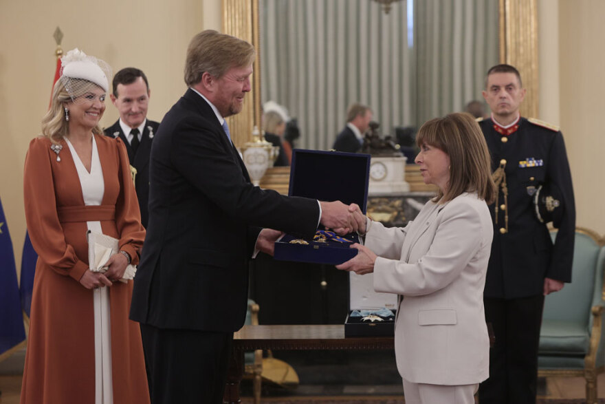 Στην Ελλάδα το βασιλικό ζεύγος της Ολλανδίας – Παρασημοφορήθηκε από την Σακελλαροπούλου