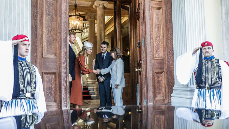 Στην Ελλάδα το βασιλικό ζεύγος της Ολλανδίας – Παρασημοφορήθηκε από την Σακελλαροπούλου