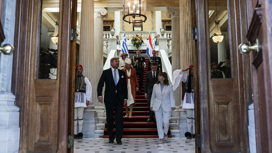 Στην Ελλάδα το βασιλικό ζεύγος της Ολλανδίας – Παρασημοφορήθηκε από την Σακελλαροπούλου