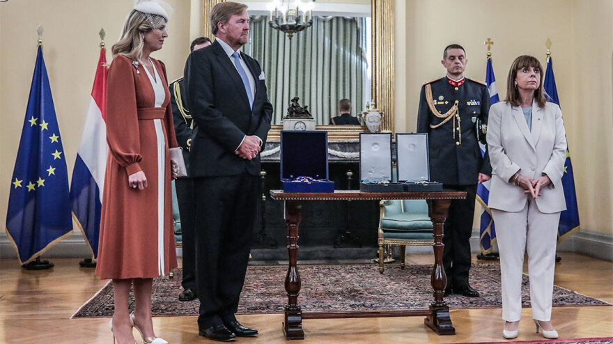 Στην Ελλάδα το βασιλικό ζεύγος της Ολλανδίας – Παρασημοφορήθηκε από την Σακελλαροπούλου