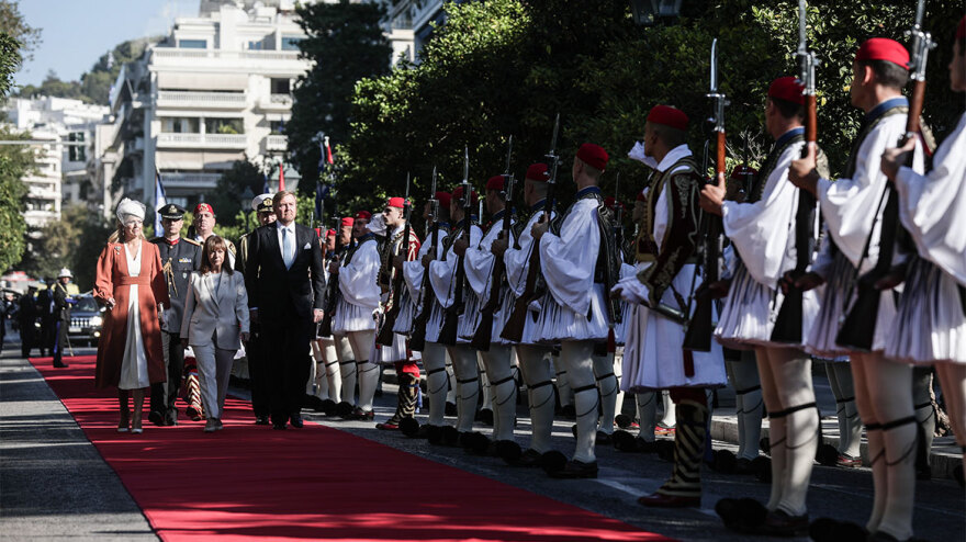 Στην Ελλάδα το βασιλικό ζεύγος της Ολλανδίας – Παρασημοφορήθηκε από την Σακελλαροπούλου
