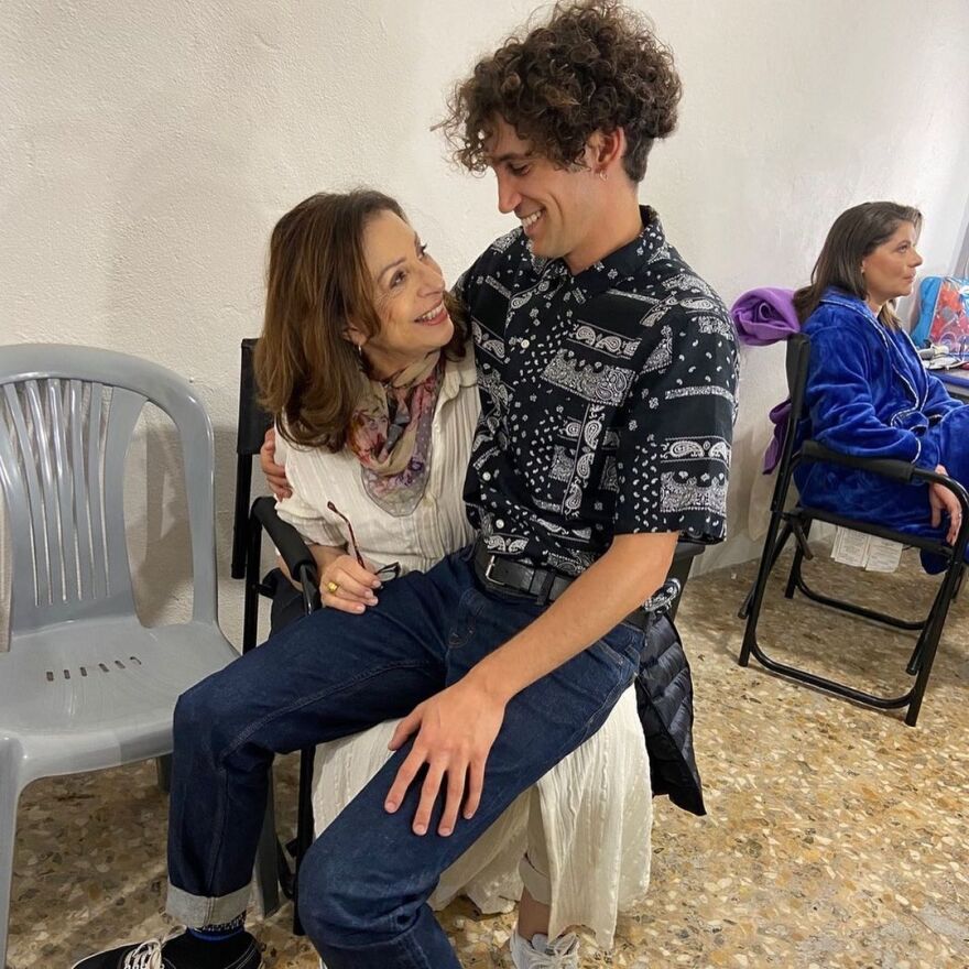 Χάρις Αλεξίου για Ορέστη Χαλκιά: «Έγινε εγγονός μου και με κάνει να γελώ»