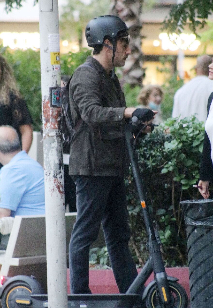 Γιώργος Χρυσοστόμου: Ο ηθοποιός κάνει ηλεκτρικό πατίνι στο κέντρο της Αθήνας - Δείτε φωτογραφίες