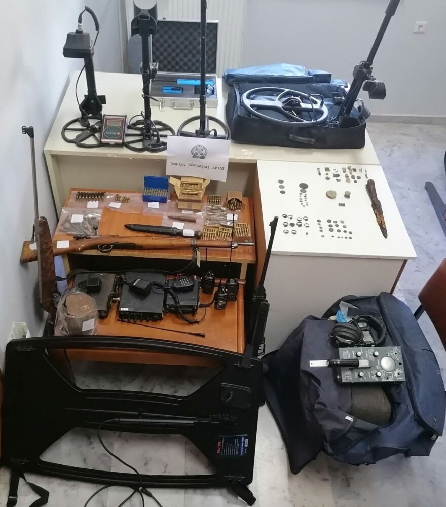 Άρτα: Αδέρφια έκρυβαν αρχαία, εκρηκτικά, όπλα και ασύρματους  σε σπίτι