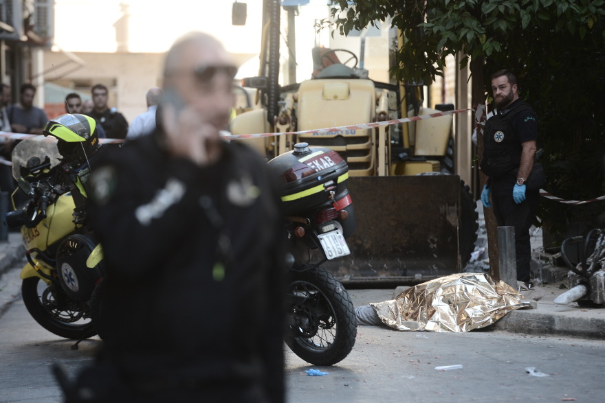 Συναγερμός στο Σύνταγμα: Νεκρός ο άντρας που έπεσε από ταράτσα κτηρίου 