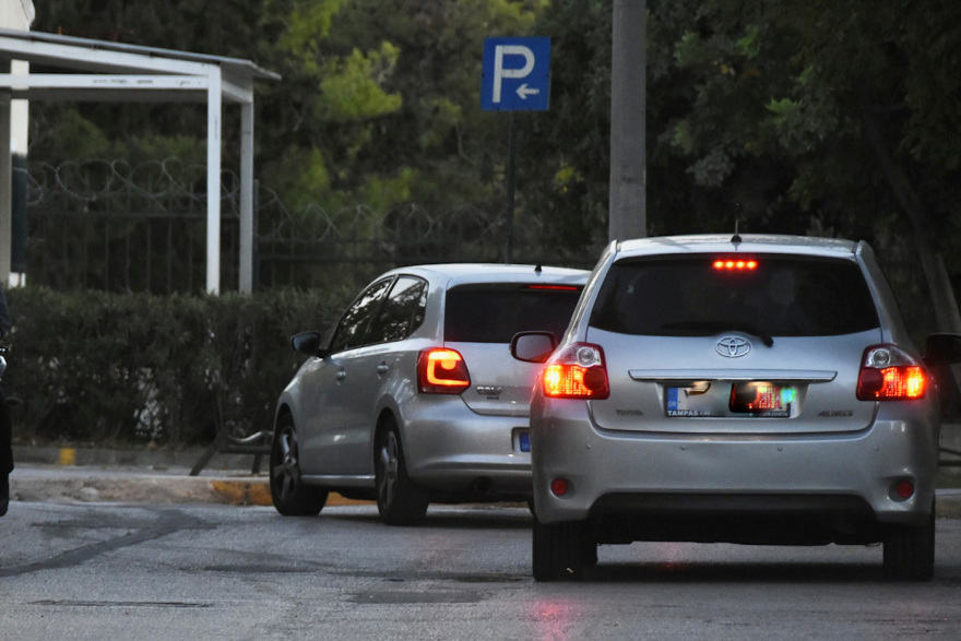 Παλαιό Φάληρο: Προθεσμία για να απολογηθεί ζήτησε και έλαβε ο «βιαστής με το τατουάζ» - Δείτε βίντεο και φωτογραφίες