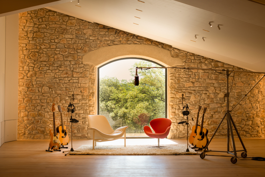 Μπραντ Πιτ: Πώς ανακαίνισε το μυθικό Studio Miraval - Οι δίκες για το κτήμα και η Sade