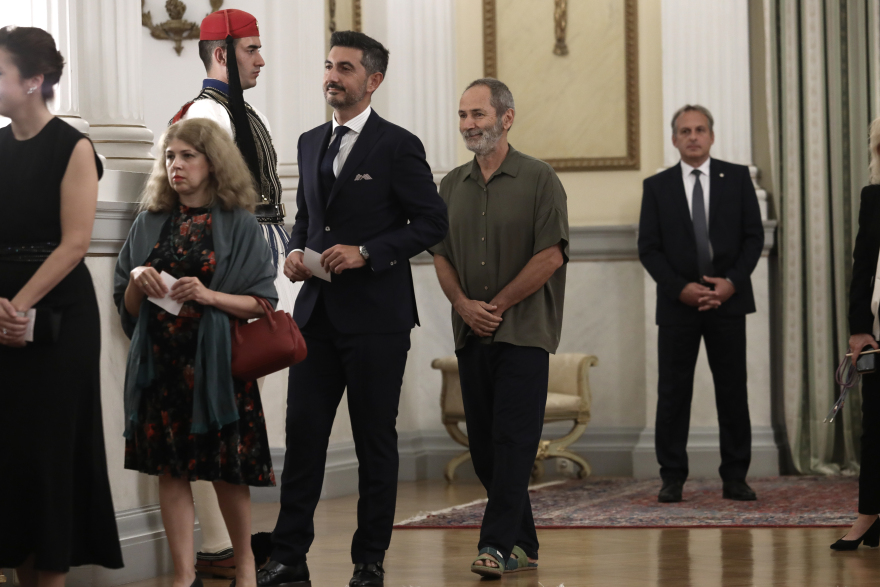 Προεδρικό: Γιατί ο ιδιοκτήτης της Coco mat πήγε στο δείπνο προς τιμήν του βασιλικού ζεύγους της Ολλανδίας με σανδάλια