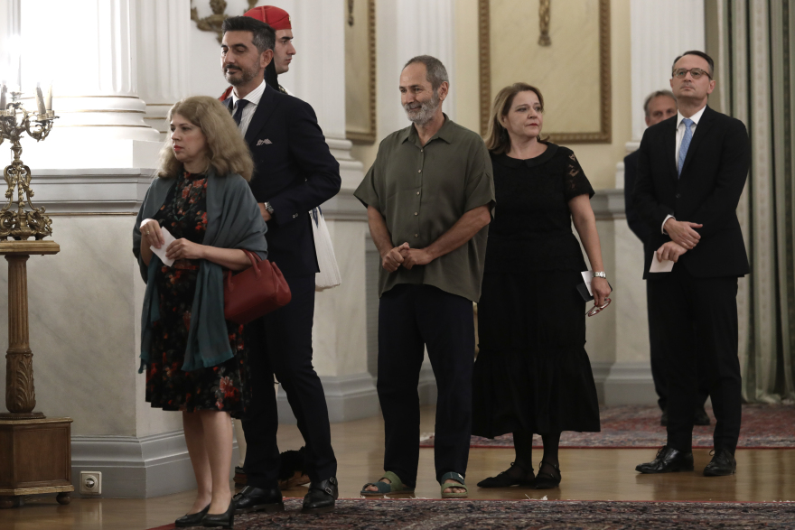 Προεδρικό: Γιατί ο ιδιοκτήτης της Coco mat πήγε στο δείπνο προς τιμήν του βασιλικού ζεύγους της Ολλανδίας με σανδάλια