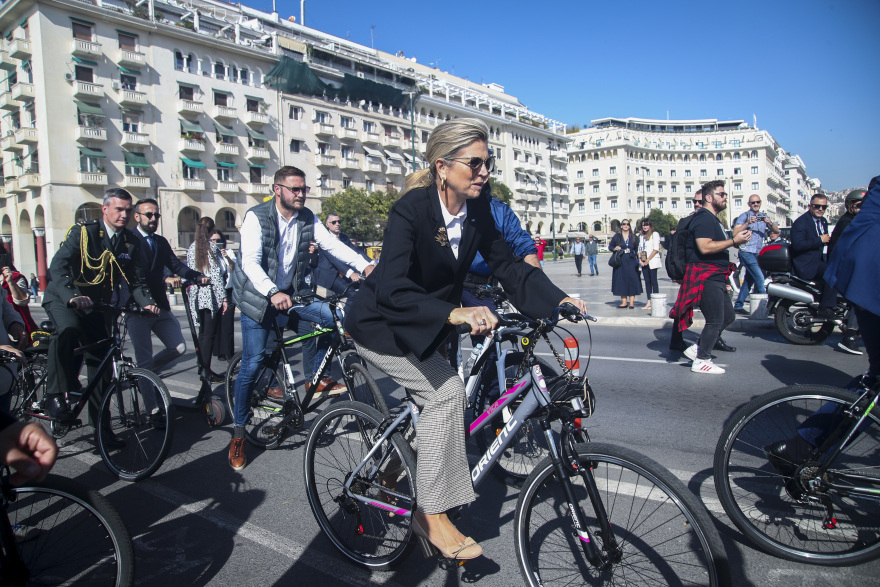 Θεσσαλονίκη: Το βασιλικό ζεύγος της Ολλανδίας κάνει ποδήλατο στη λεωφόρο Νίκης - Δείτε βίντεο
