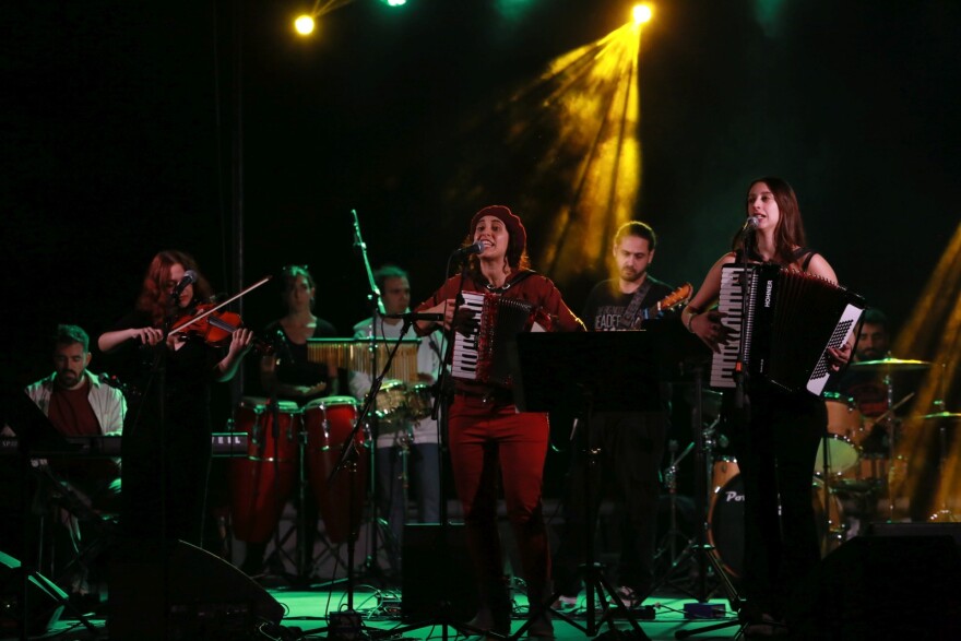 Πολυτεχνείο: Με τραγούδια, χορούς και μουσική υποδέχθηκε τους νέους φοιτητές (video)