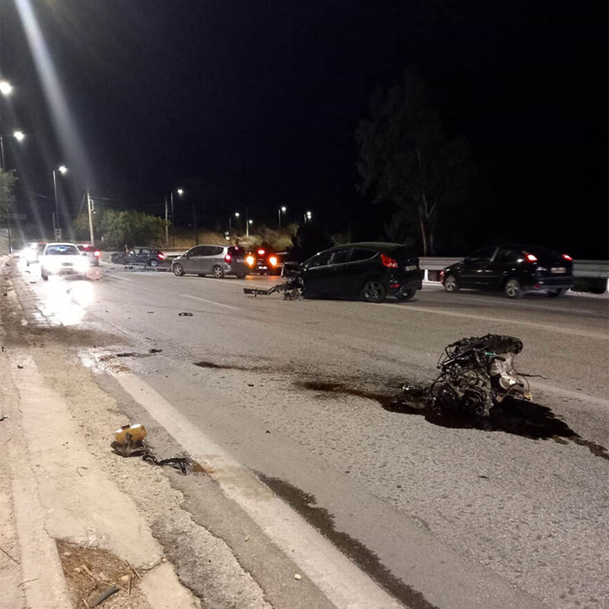 Τροχαίο στην Αγία Μαρίνα - Από τη σύγκρουση δύο ΙΧ εκσφενδονίστηκε η μηχανή