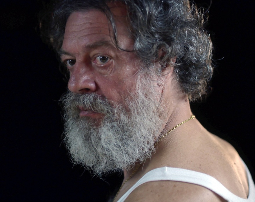 Γιάννης Τσορτέκης: Δεν μπορούμε να μιλάμε άλλο για κακοποιητές, ας μιλήσουμε για τον έρωτα