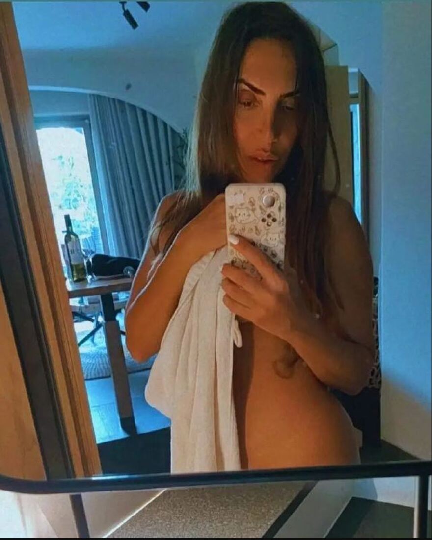 Φωτογραφίες: Η Μάγκυ Χαραλαμπίδου γυμνή στον καθρέφτη