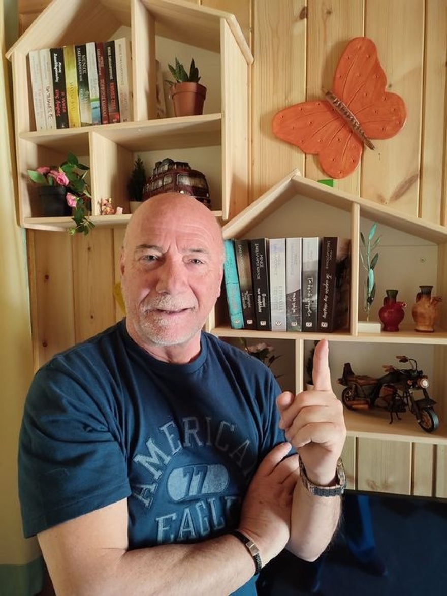 Μένιος Σακελλαρόπουλος, ο αθλητικός συντάκτης με τα 19 βιβλία μιλάει για το νέο του μυθιστόρημα