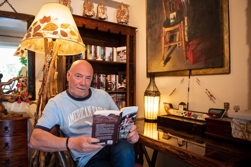 Μένιος Σακελλαρόπουλος, ο αθλητικός συντάκτης με τα 19 βιβλία μιλάει για το νέο του μυθιστόρημα