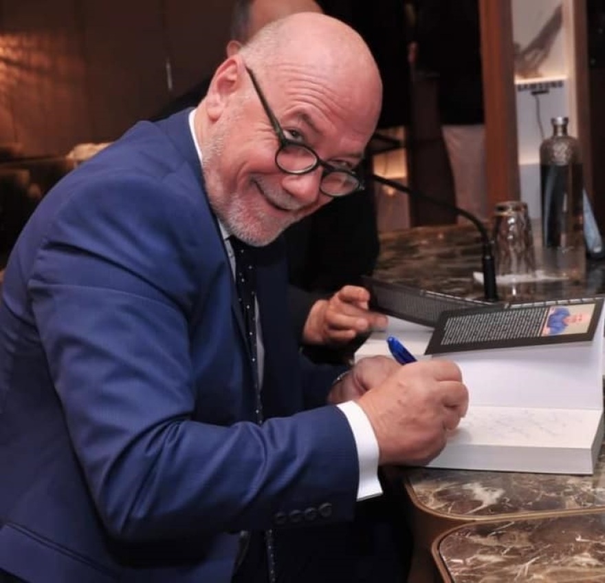 Μένιος Σακελλαρόπουλος, ο αθλητικός συντάκτης με τα 19 βιβλία μιλάει για το νέο του μυθιστόρημα