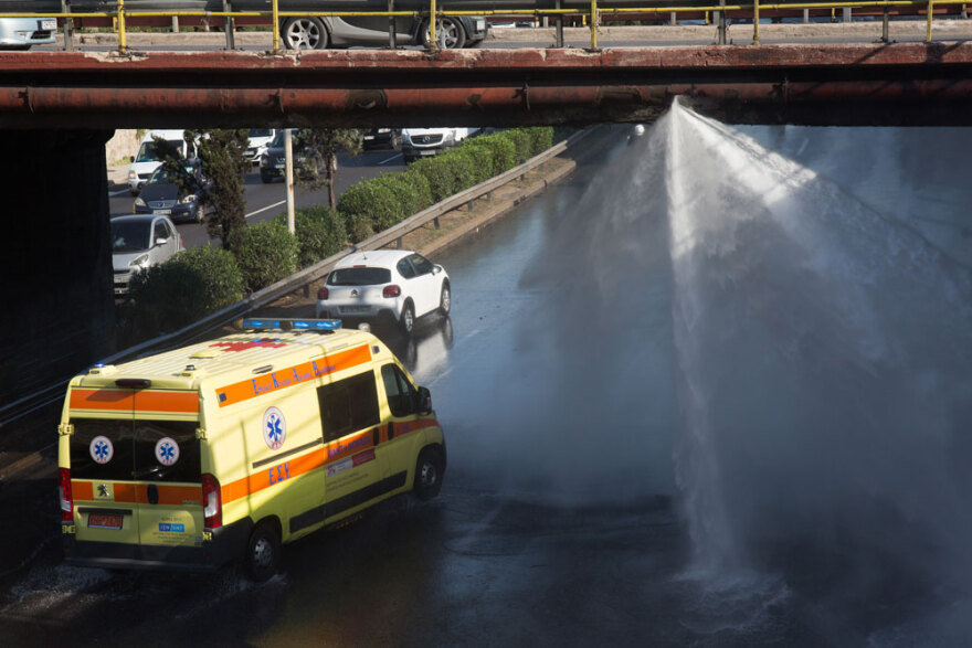 Κίνηση στους δρόμους: Σταμάτησε η ροή από τον σπασμένο αγωγό στον Κηφισό, παραμένει η κίνηση