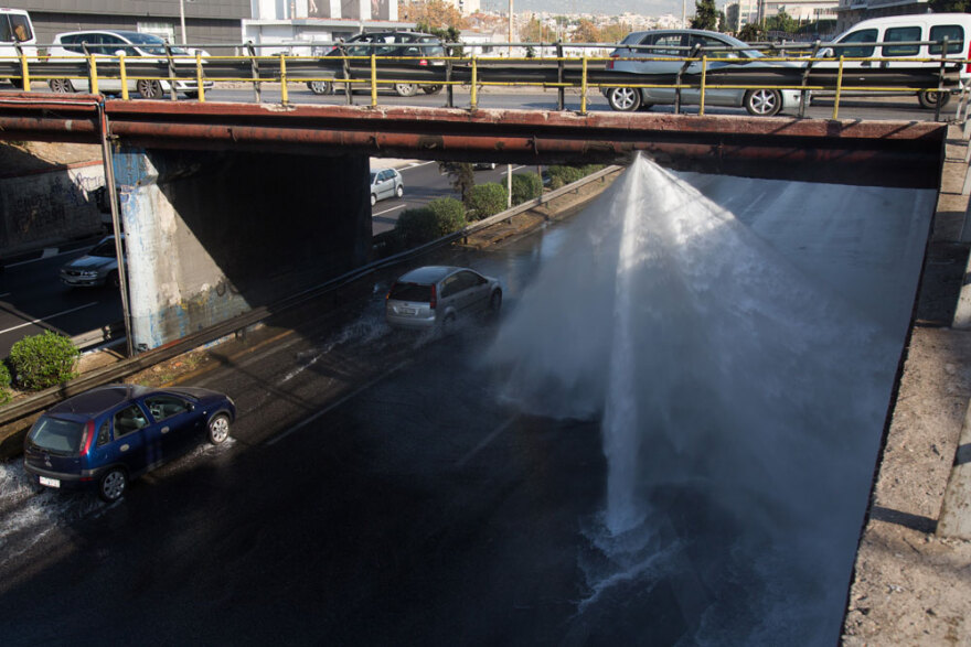 Κίνηση στους δρόμους: Σταμάτησε η ροή από τον σπασμένο αγωγό στον Κηφισό, παραμένει η κίνηση