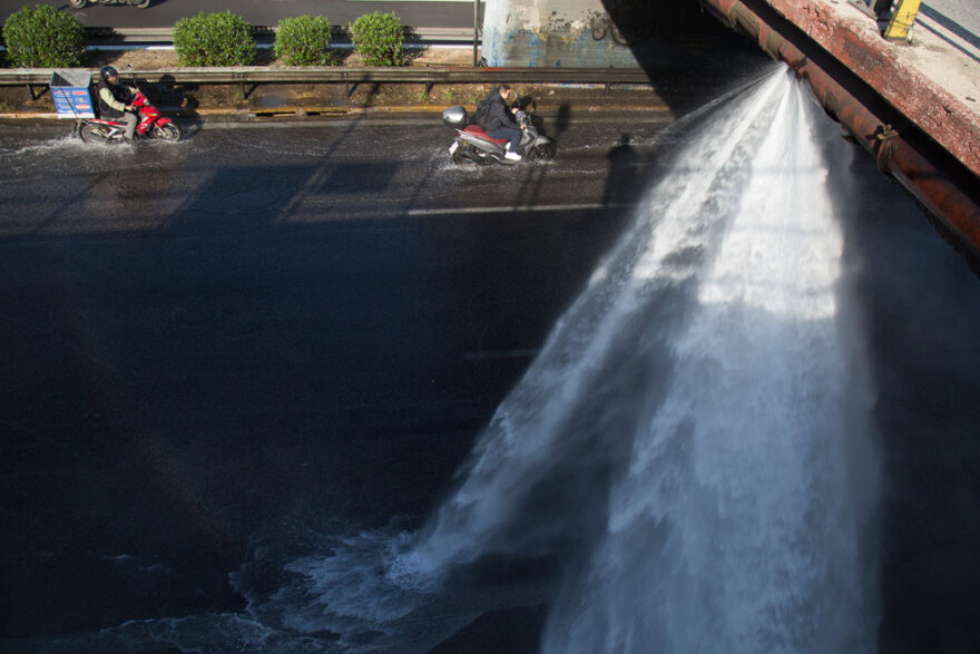 Κίνηση στους δρόμους: Σταμάτησε η ροή από τον σπασμένο αγωγό στον Κηφισό, παραμένει η κίνηση