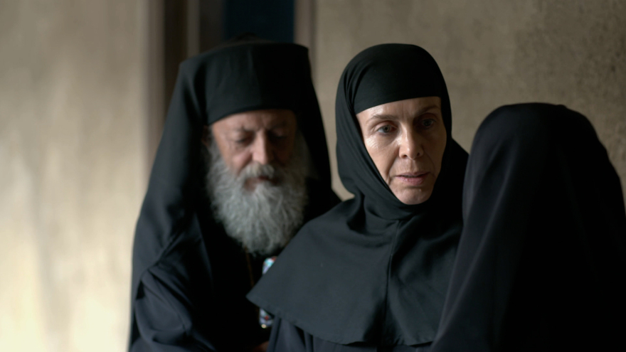 Μαύρο Ρόδο: Ο Πέτρος πείθεται από τον πατέρα του να υπογράψει για την άδεια του μαγαζιού