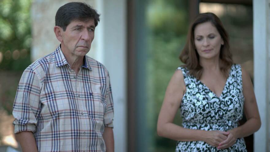 Μαύρο Ρόδο: Ο Πέτρος πείθεται από τον πατέρα του να υπογράψει για την άδεια του μαγαζιού