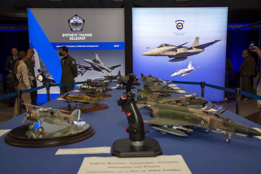 Βίντεο και φωτογραφίες: Στήθηκαν προσομοιωτές πτήσης Rafale, Mirage και F-16 στο Σύνταγμα