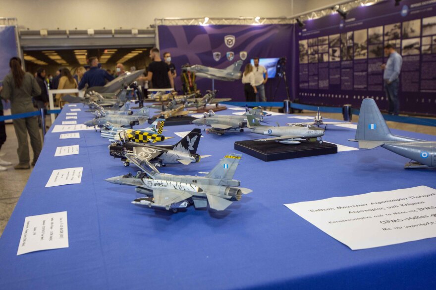 Βίντεο και φωτογραφίες: Στήθηκαν προσομοιωτές πτήσης Rafale, Mirage και F-16 στο Σύνταγμα