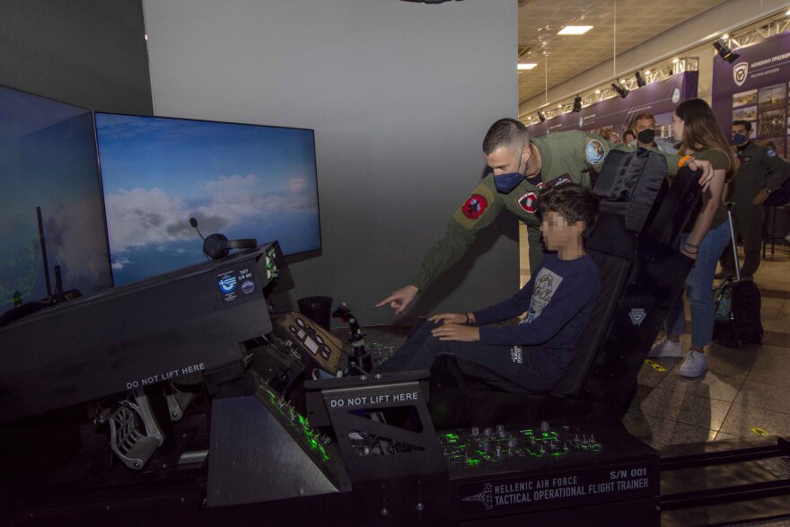 Βίντεο και φωτογραφίες: Στήθηκαν προσομοιωτές πτήσης Rafale, Mirage και F-16 στο Σύνταγμα
