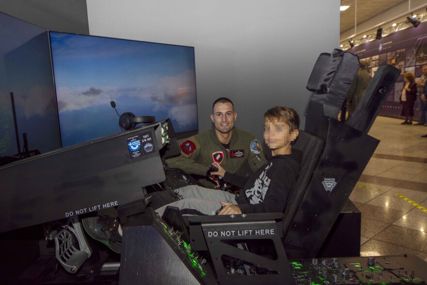 Βίντεο και φωτογραφίες: Στήθηκαν προσομοιωτές πτήσης Rafale, Mirage και F-16 στο Σύνταγμα