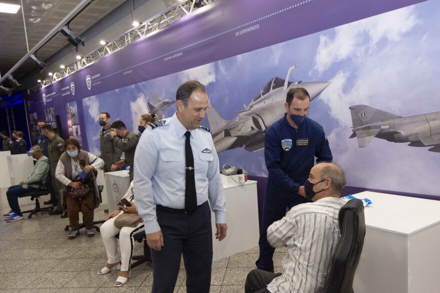 Βίντεο και φωτογραφίες: Στήθηκαν προσομοιωτές πτήσης Rafale, Mirage και F-16 στο Σύνταγμα