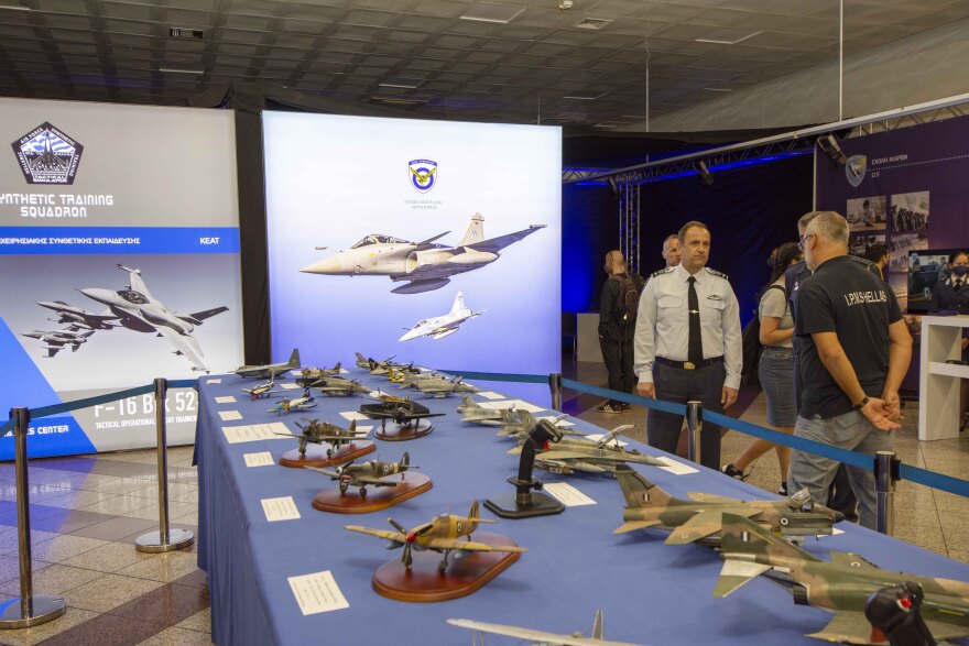 Βίντεο και φωτογραφίες: Στήθηκαν προσομοιωτές πτήσης Rafale, Mirage και F-16 στο Σύνταγμα