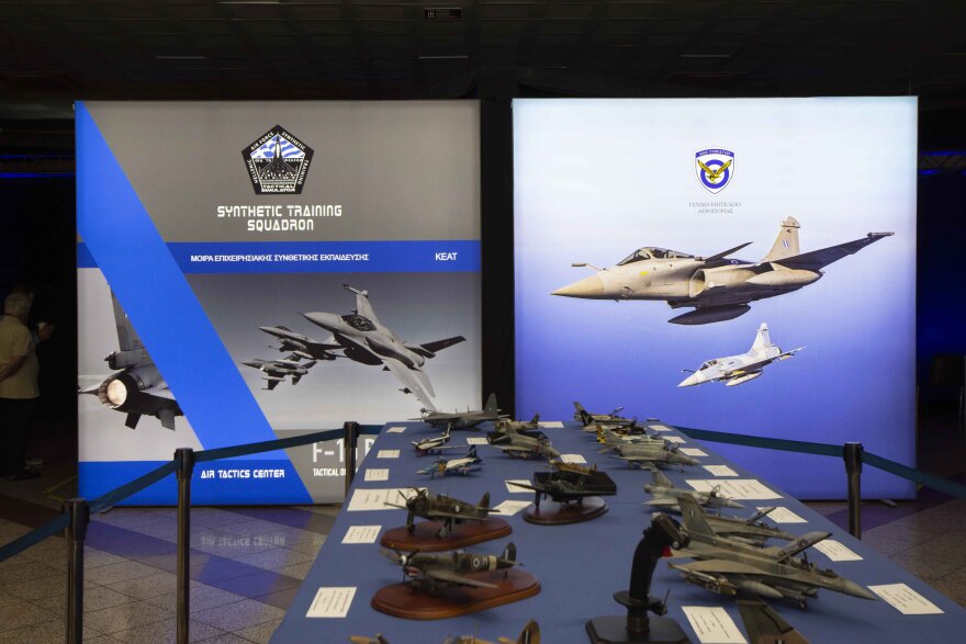 Βίντεο και φωτογραφίες: Στήθηκαν προσομοιωτές πτήσης Rafale, Mirage και F-16 στο Σύνταγμα