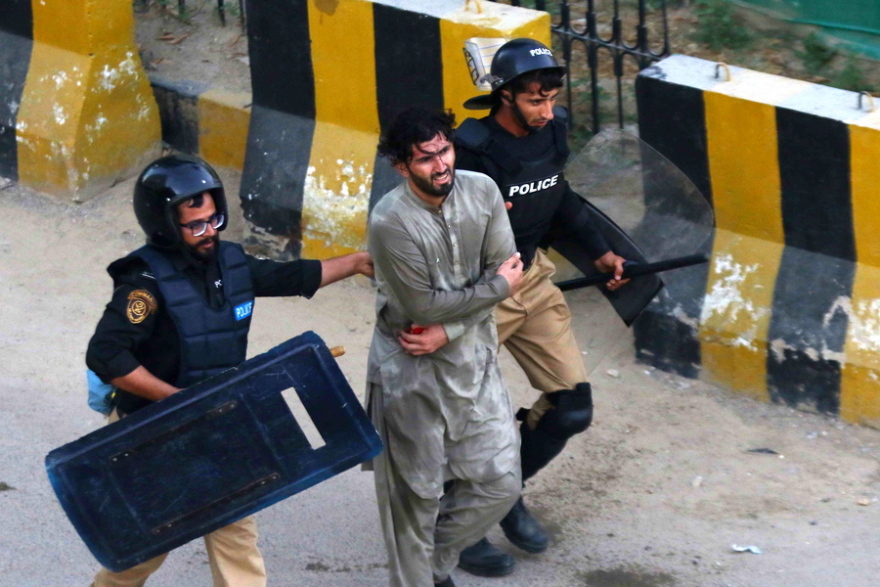 Μεγάλες διαδηλώσεις στο Πακιστάν: Ο Ιμράν Χαν κατηγορεί τον πρωθυπουργό Σαρίφ για την απόπειρα δολοφονίας του