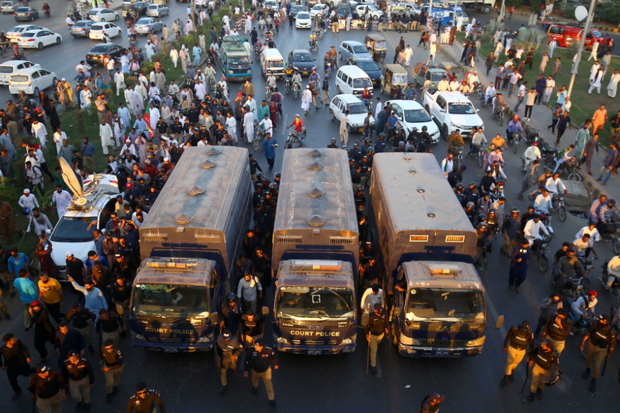 Μεγάλες διαδηλώσεις στο Πακιστάν: Ο Ιμράν Χαν κατηγορεί τον πρωθυπουργό Σαρίφ για την απόπειρα δολοφονίας του