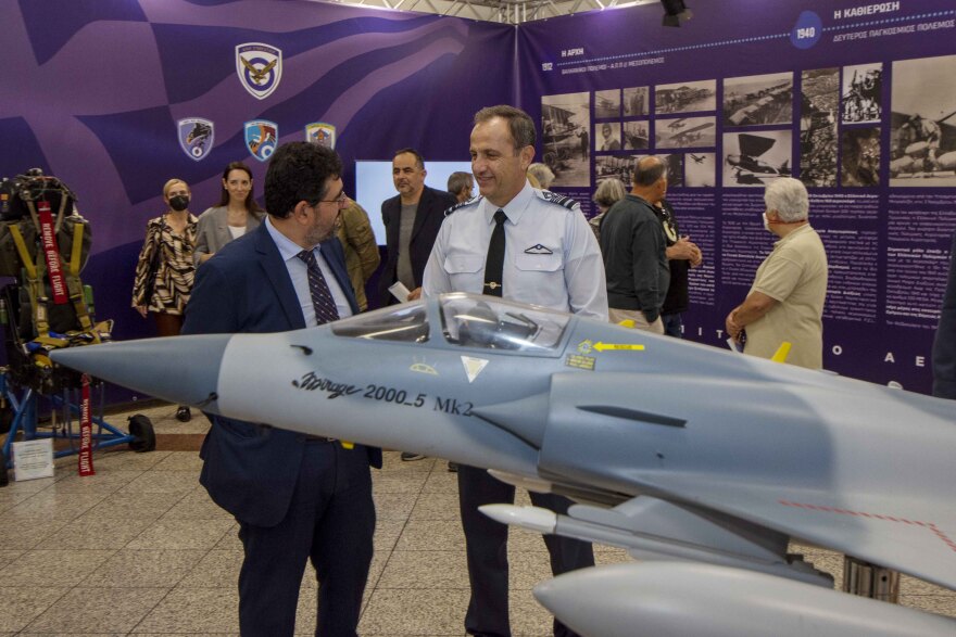 Βίντεο και φωτογραφίες: Στήθηκαν προσομοιωτές πτήσης Rafale, Mirage και F-16 στο Σύνταγμα