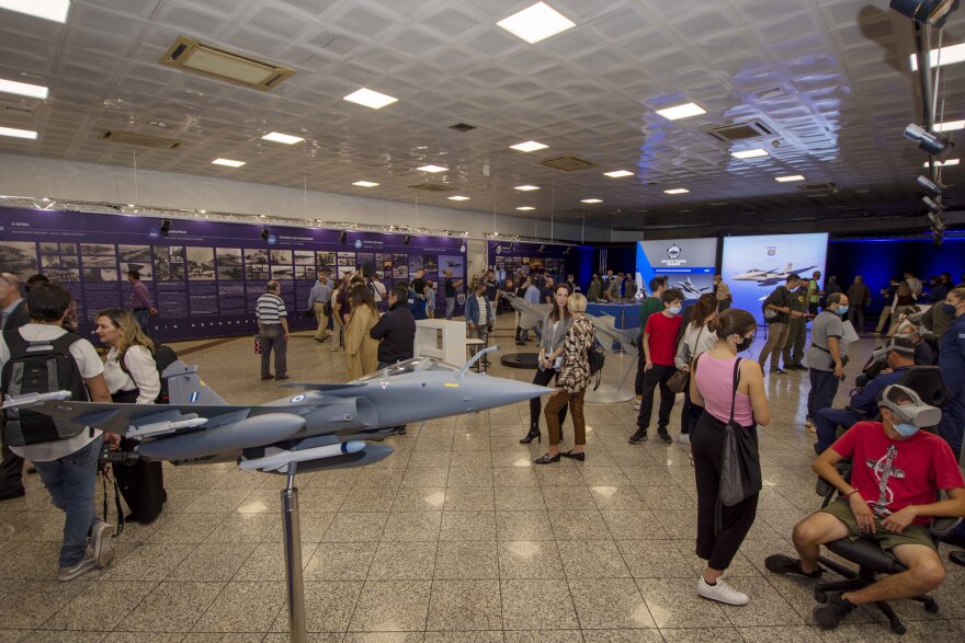 Βίντεο και φωτογραφίες: Στήθηκαν προσομοιωτές πτήσης Rafale, Mirage και F-16 στο Σύνταγμα