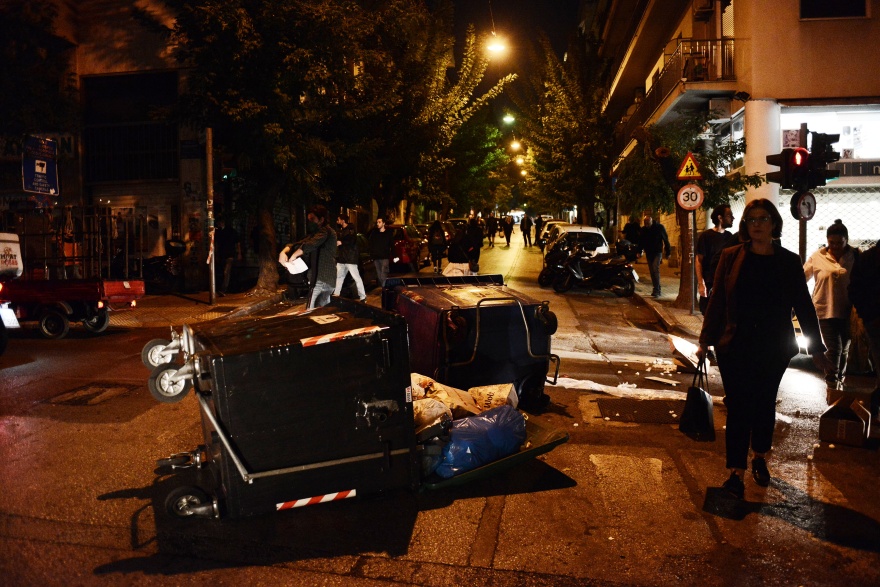 Εξάρχεια: Επεισόδια με μολότοφ και κρότου λάμψης στην πορεία για το μετρό