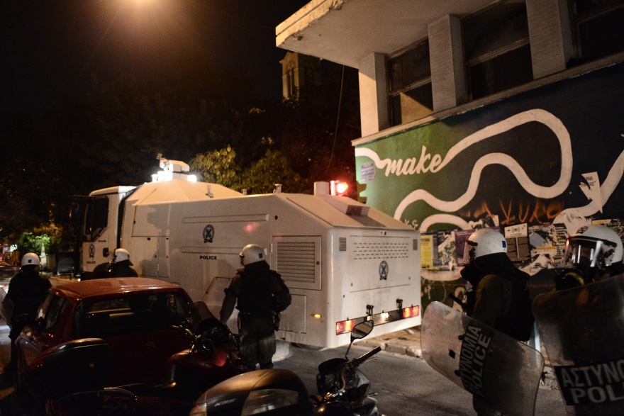 Εξάρχεια: Επεισόδια με μολότοφ και κρότου λάμψης στην πορεία για το μετρό