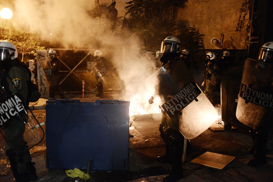 Εξάρχεια: Επεισόδια με μολότοφ και κρότου λάμψης στην πορεία για το μετρό