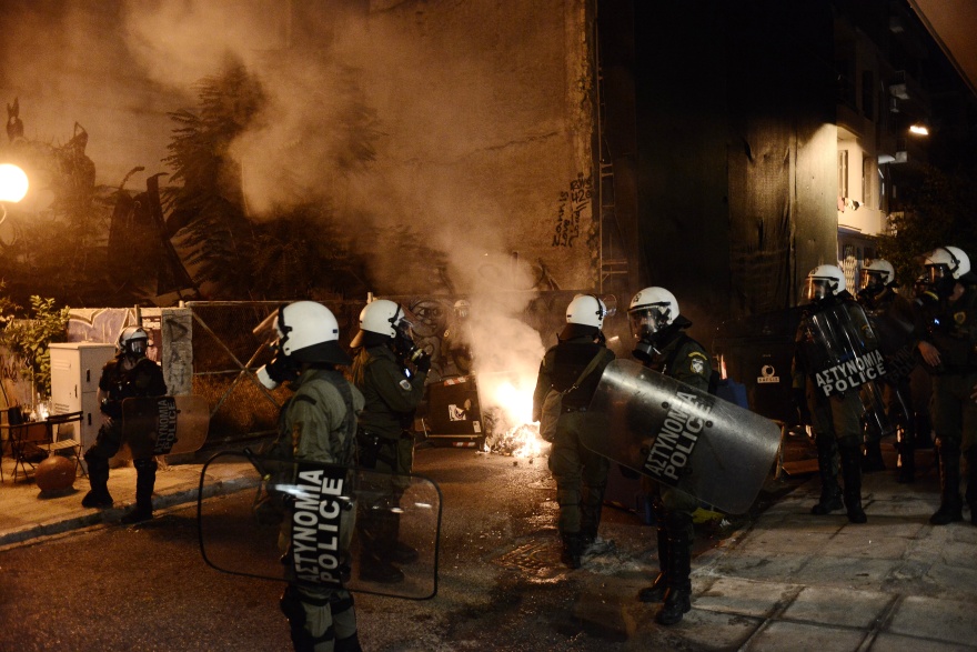 Εξάρχεια: Επεισόδια με μολότοφ και κρότου λάμψης στην πορεία για το μετρό